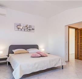 6 bedroom villa with pool near Pula, sleeps 12